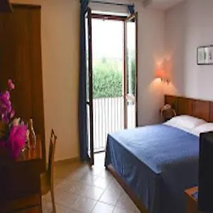 מלון Tenuta Larenzania 4*